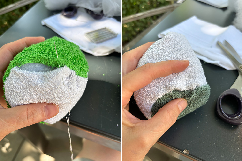DIY-Wasserbomben nähen — Nähmaschine mit Frottee-Stoff in Nahaufnahme